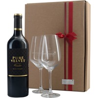 Pure Velvet mit zwei Gläsern zum Anstoßen