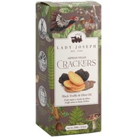 Cracker mit schwarzem Trüffel und Olivenöl
